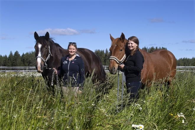 Sanna-Kaisa Tastula, 41, (vas.) ja Riitta Ojala, 46, ovat pitäneet Manunkylän ratsutallia yhdessä 15 vuotta. Yhtä kauan tallilla ovat asuneet myös hevoset Martta, 25, ja Pyssy, 27. Molemmat ovat edelleen tuntikäytössä. – Kun hevosia kohdellaan hyvin ja ne saavat sopivasti liikuntaa, ne kestävät pitkään, Tastula huomauttaa hevosten korkeasta iästä. KUVA: JOUKO HÄNNINEN
