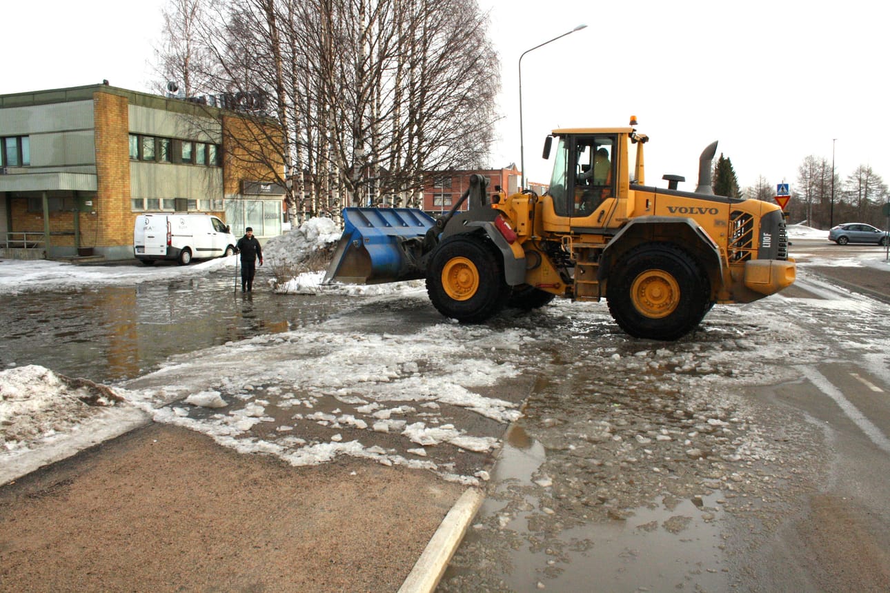 Ville Heikkilä Ruka911:stä ja Kuljetuspalvelut Nurmi Oy:n pyöräkuormaajan ohjaimissa Antti Leinonen olivat purkamassa sulamisvesitulvaa Kitkantie 31-33:n takapihalla maanantaiaamuna.