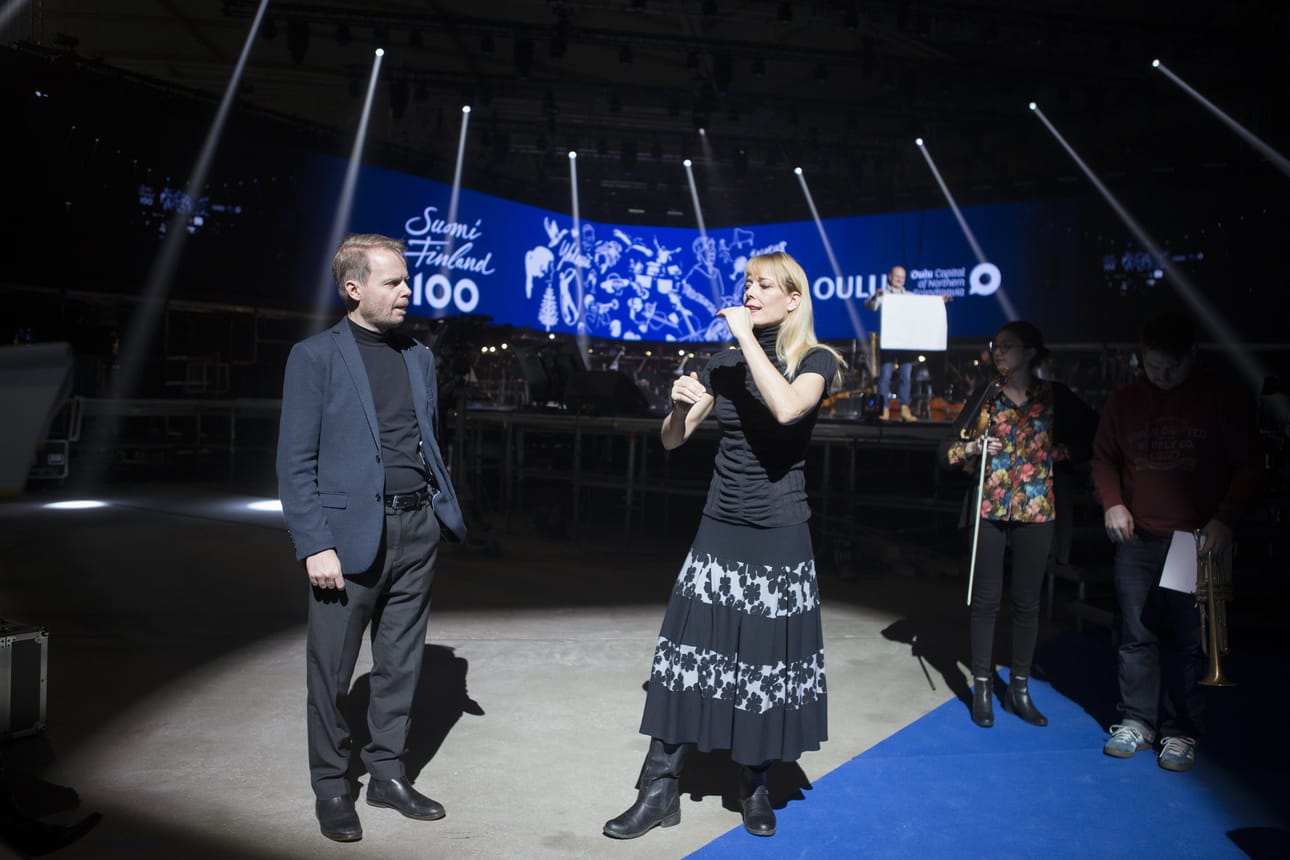 Arkistokuva valtakunnallisen Suomi 100 -juhlan valmisteluista Ouluhallissa. Kuvassa Minna Tervamäen lisäksi Jaakko Kuusisto.