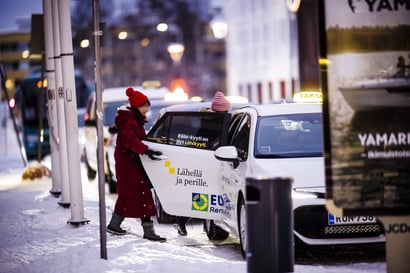 Uber sekoittaa Rovaniemen taksimarkkinoita – kaupunkiin tullut uusia yrittäjiä  eikä viime talven kaltaista pulaa takseista pitäisi tulla