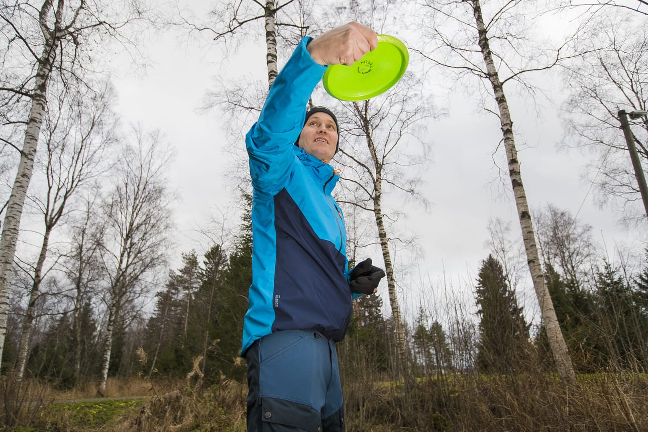 Mikko Keski-Korsu ei harmittelisi, vaikka Raahen frisbeegolfrata siirtyisi Koivuluodosta muualle.