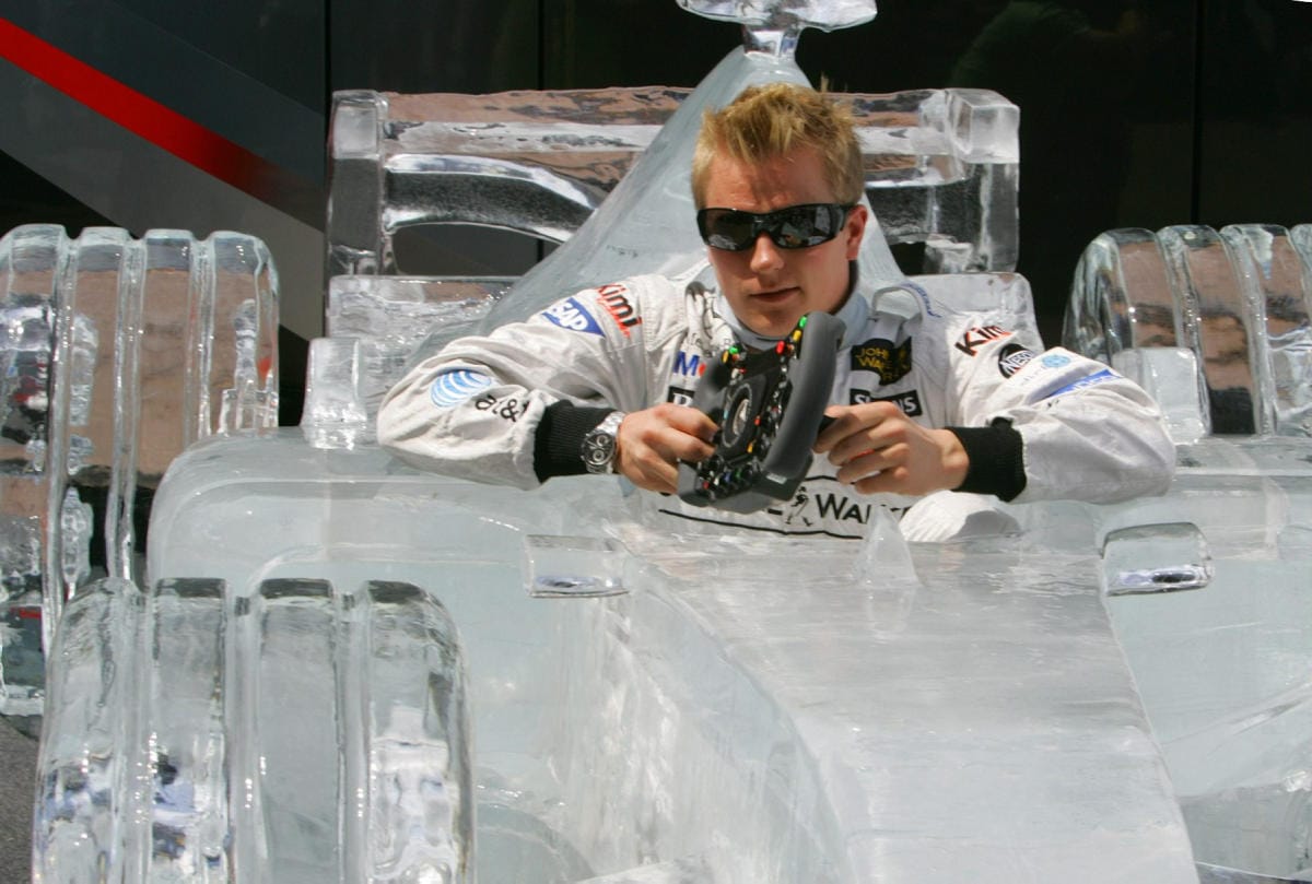 Räikkönen, 42, voitti maailmanmestaruuden 2007 ja 21 gp-kisaa, ajoi palkintopallille 103 kertaa ja paalupaikalle 18 kertaa, ja kiersi gp-kierroksia yli 18 500. LEHTIKUVA / AFP