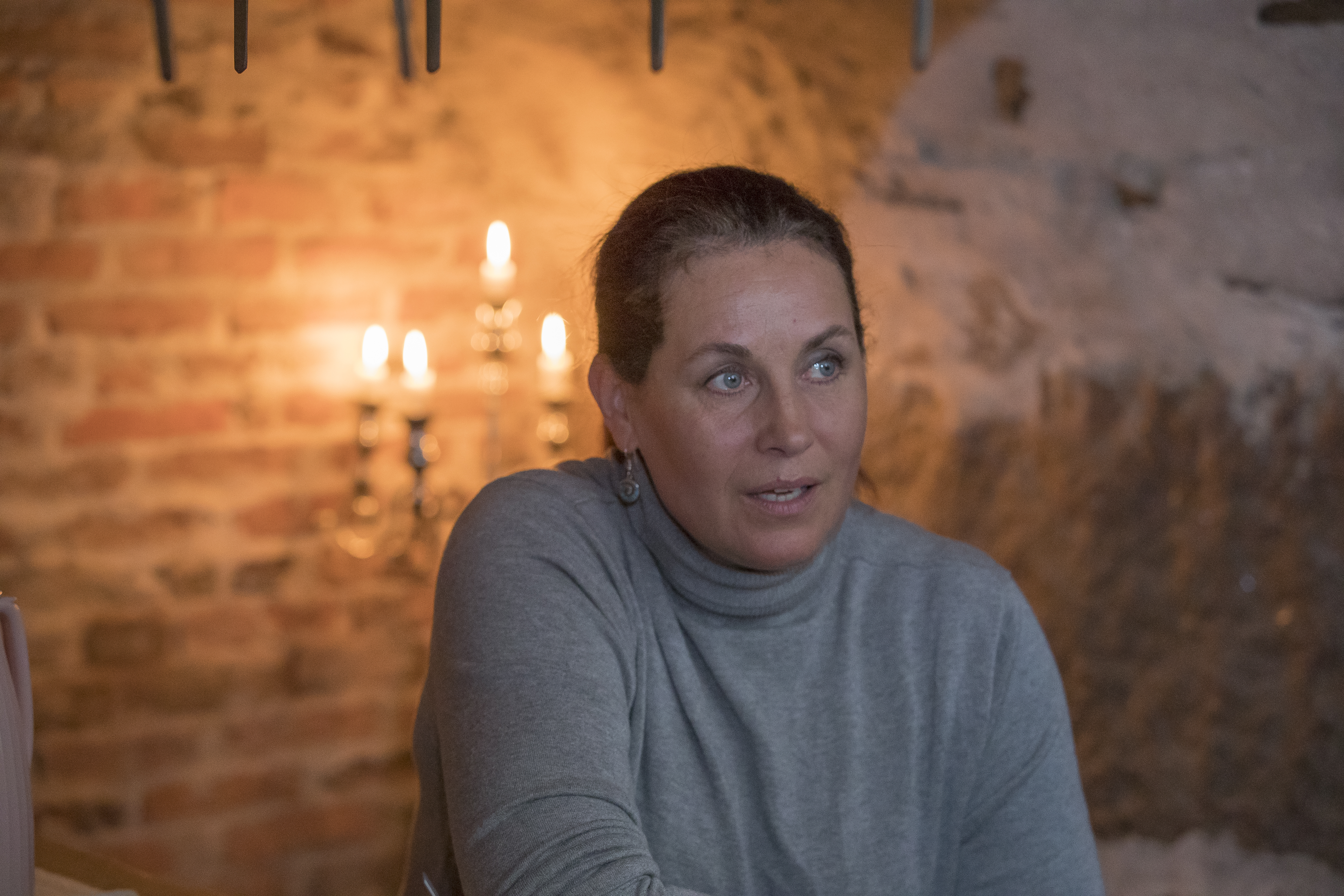 Tiina Tuohimaa kertoo, että kellarissa voi pitää noin 10 hengen yksityistilaisuuksia.