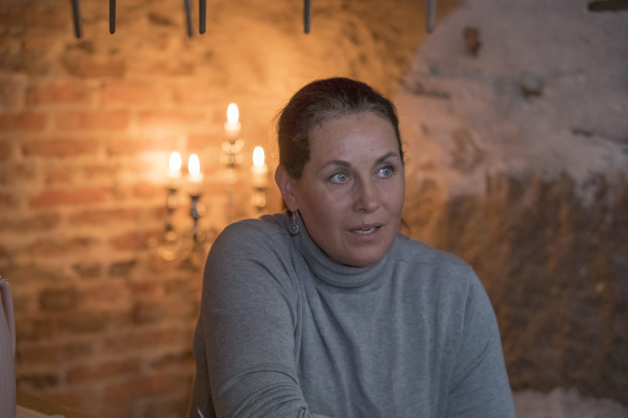 Tiina Tuohimaa kertoo, että kellarissa voi pitää noin 10 hengen yksityistilaisuuksia.