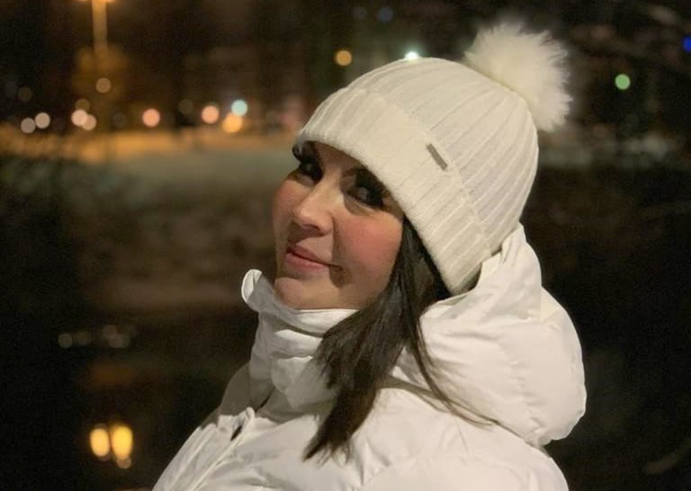 Siru Manninen on juuri valmistunut kokemusasiantuntijaksi. Hän kertoo kohtelustaan tukeakseen muita.