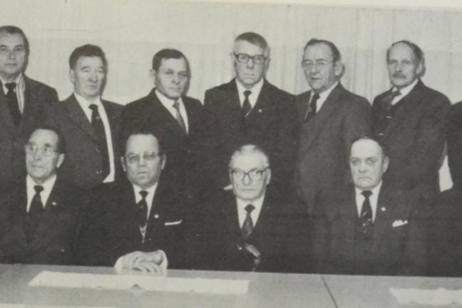Vuonna 1986 julkaistiin Alajärven sotaveteraanit matrikkeli. Kuvassa matrikkelitoimikunnan jäsenet. Istumassa vas. Otto Tunturi, Alvar Seppä-Lassila, Erkki Kantola, Niilo Hautamäki ja Toivo Kultavuori. Seisomassa vas. Sauli Mäntyniemi, Eino Takala, Tauno Pitkänen, Paavo Rintamäki, Unto Tynjälä, Jaakko Männistö ja Toivo Höykinpuro. Kuva matrikkelista.