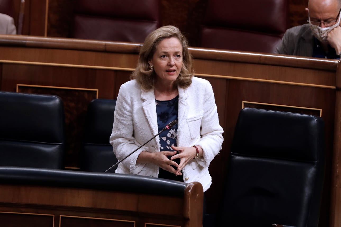 Espanjan valtiovarainministeri Nadia Calvino on ainoa puheenjohtajakisaan virallisesti ehdotettu ministeri. Calvino puhui keskiviikkona edustajakongressin alahuoneen kyselytunnilla Madridissa, Espanjassa.