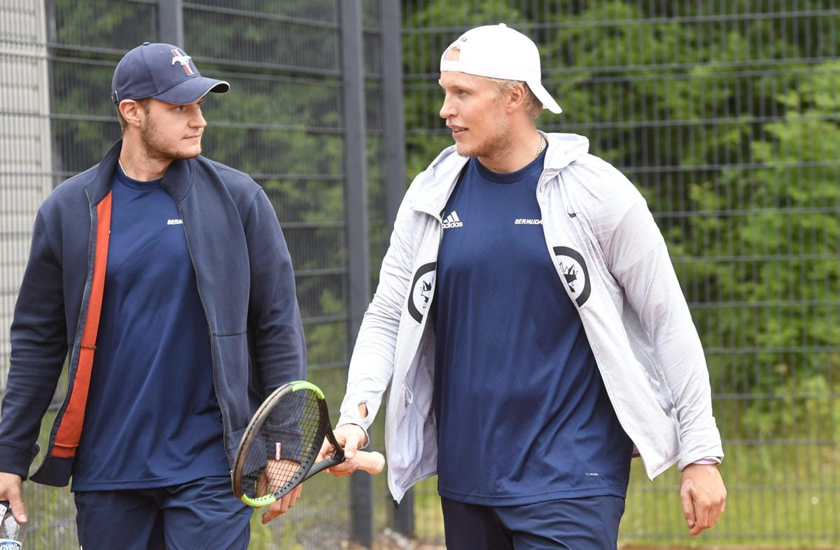 Aleksander Barkovilla (vas.) ja Patrik Laineella on yhteistä historiaa maajoukkueessa. Kuva tennistapahtumasta kesällä 2019. LEHTIKUVA / HEIKKI SAUKKOMAA