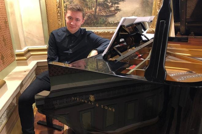 Vaasalainen pianisti Ahti Alavillamo on yksi nuorista muusikoista kaupungintalon ilmaiskonserteissa. Kuva: Korsholman musiikkijuhlat