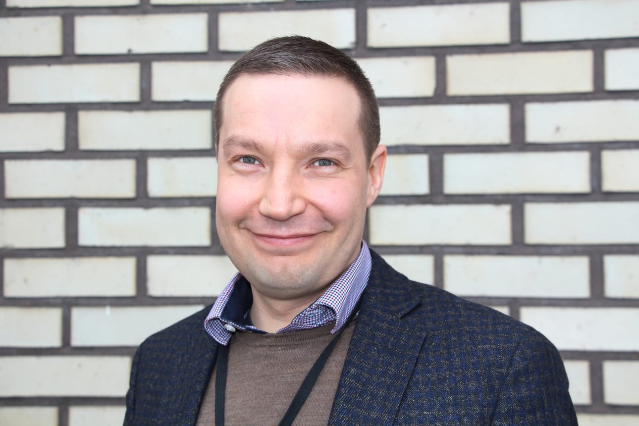 Olli Korpierkki edustama Lan&Wan kuuluu Viria-konserniin, jonka yhtiöt työllistävät nelisensataa työntekijää. Lisää väkeä konserniin tulee Virian vastikää ostamasta IT-yhtiö Bitfactorista.
