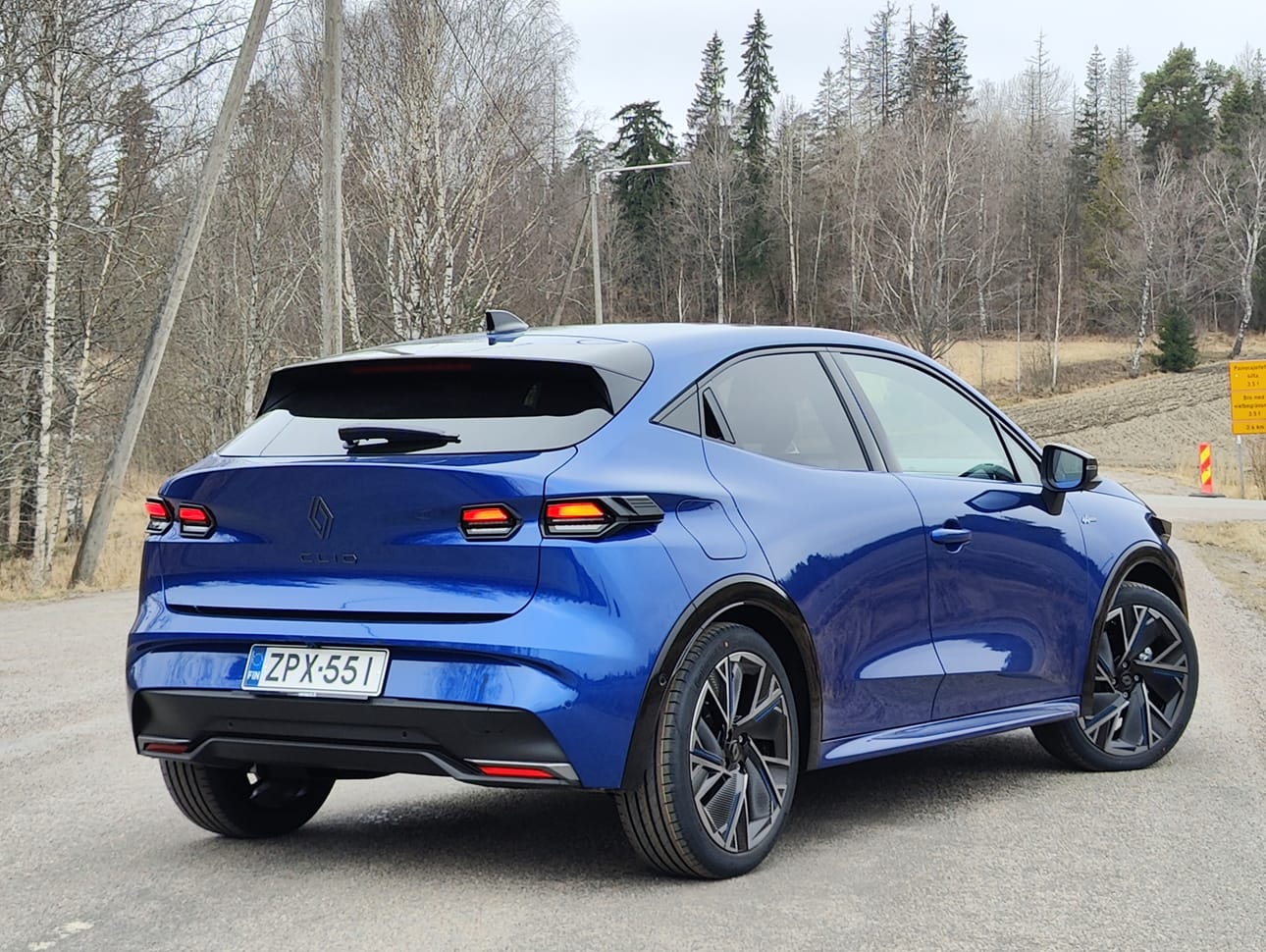 Renault Clio on onnistuneesti muotoiltu pikkuauto. Takaluukun alta löytyy melkein 400 litran tavaratila, ja nostokynnys on 4 senttiä matalampi kuin ennen.