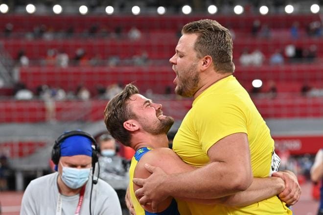 Daniel Ståhl (oik.) ja Simon Pettersson nappasivat kaksoisvoiton miesten kiekkofinaalissa. Kuva: Lehtikuva / AFP