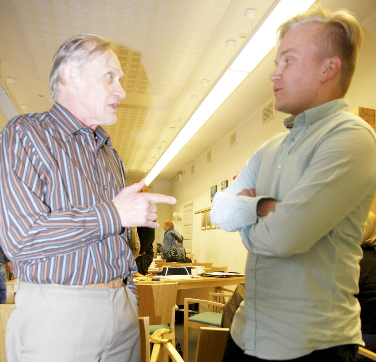 Valtuuston vanhin ja nuorin, Terho Lipsonen ja Niko Hilliaho, keskustelivat vilkkaasti jäähalliasiasta.