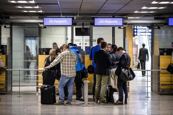 Rajavartijat tarkastivat tiistaina Moskovasta saapuneen lentokoneen matkustajien passit passintarkastuksessa Helsinki-Vantaan lentoasemalla. Kuvat: Joel Maisalmi