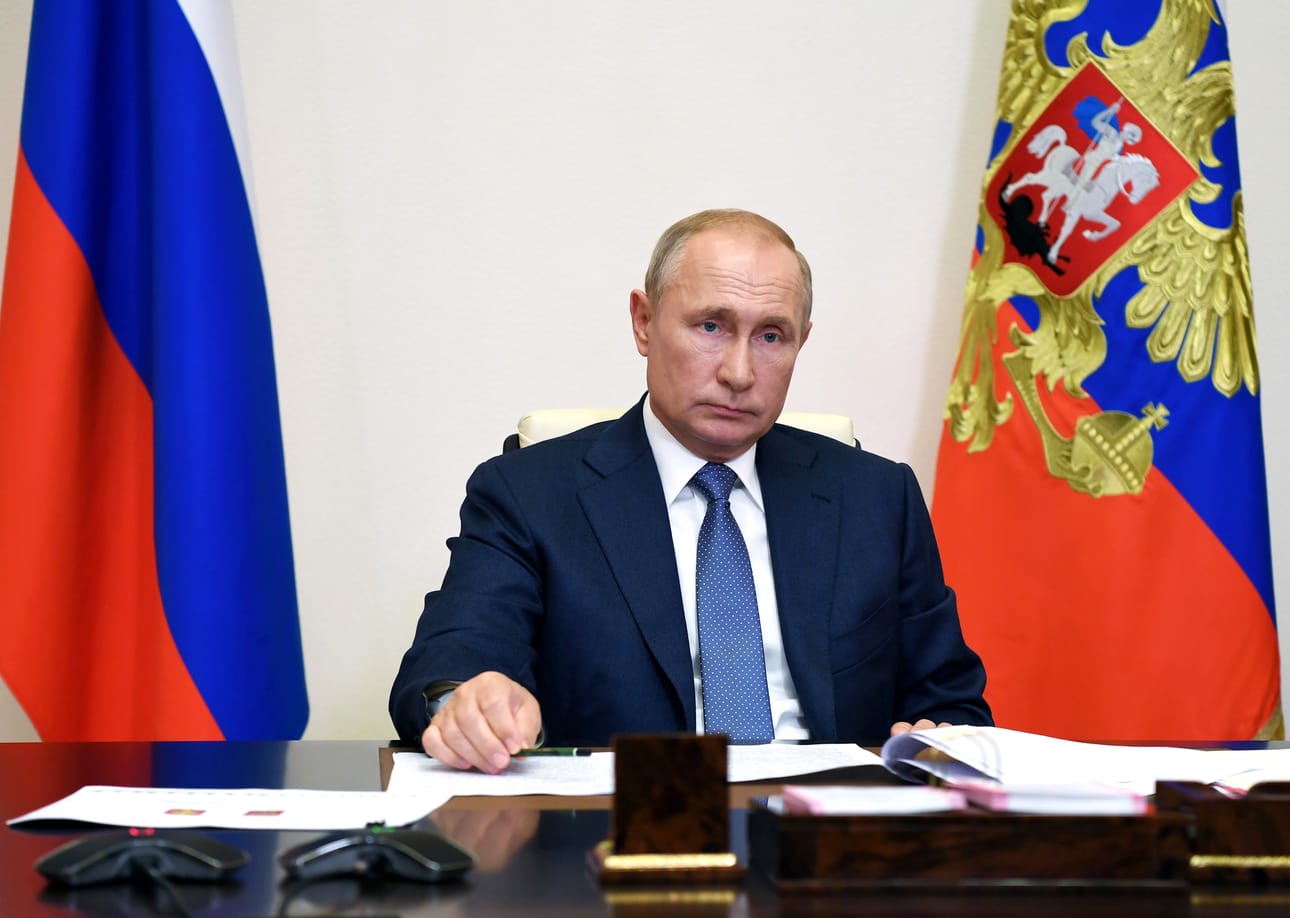 Venäjän presidentti Vladimir Putin on pysytellyt hiljaa Aleksei Navalnyin myrkytystapauksesta. Asiaa kommentoineet hallinnon edustajat ja tiedottajat esittävät tapauksesta monimutkaisia salajuonia.