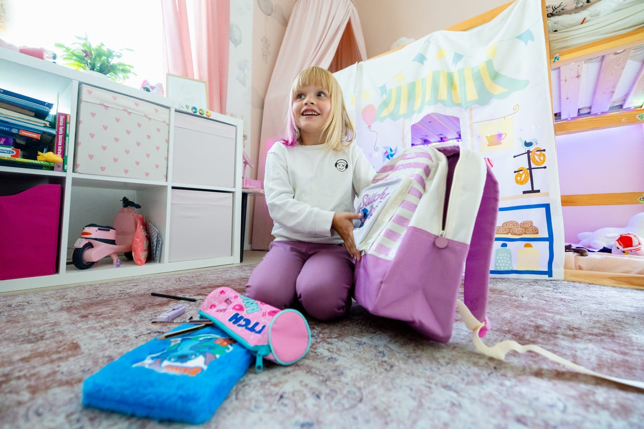 Inga Tulisalo sai valita mieluisan koulurepun ja tarvikkeet itse. Digiloikka ei yllä ekaluokkalaisen penaaliin, jonne pakataan edelleen kynä, kumi ja teroitin.