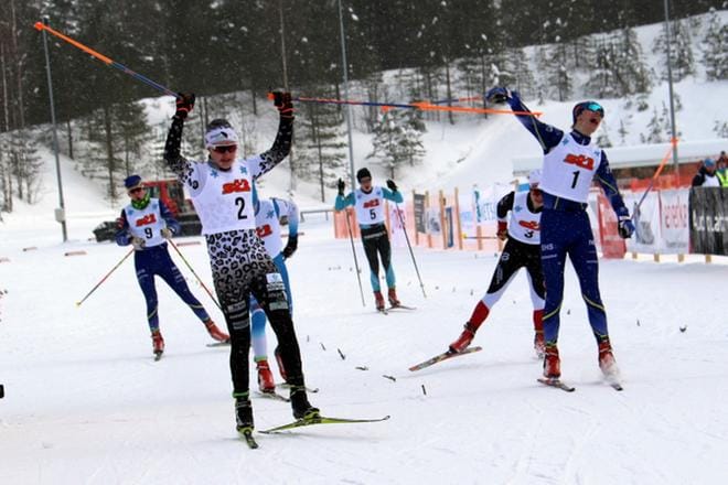 Ähtärin Urheilijoiden Ville Muhonen (vas. nro 2) hiihti perjantaina Kuhmossa 16-vuotiaiden sprinttimestariksi. KUVA: SAKARI KEKKI