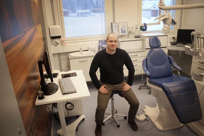 Järvi-Pohjanmaan terveyskeskuksen vastaava hammaslääkäri Jaakko Anttila on nyt myös hammaslääketieteen tohtori. KUVA: JOHANNA KATAJA