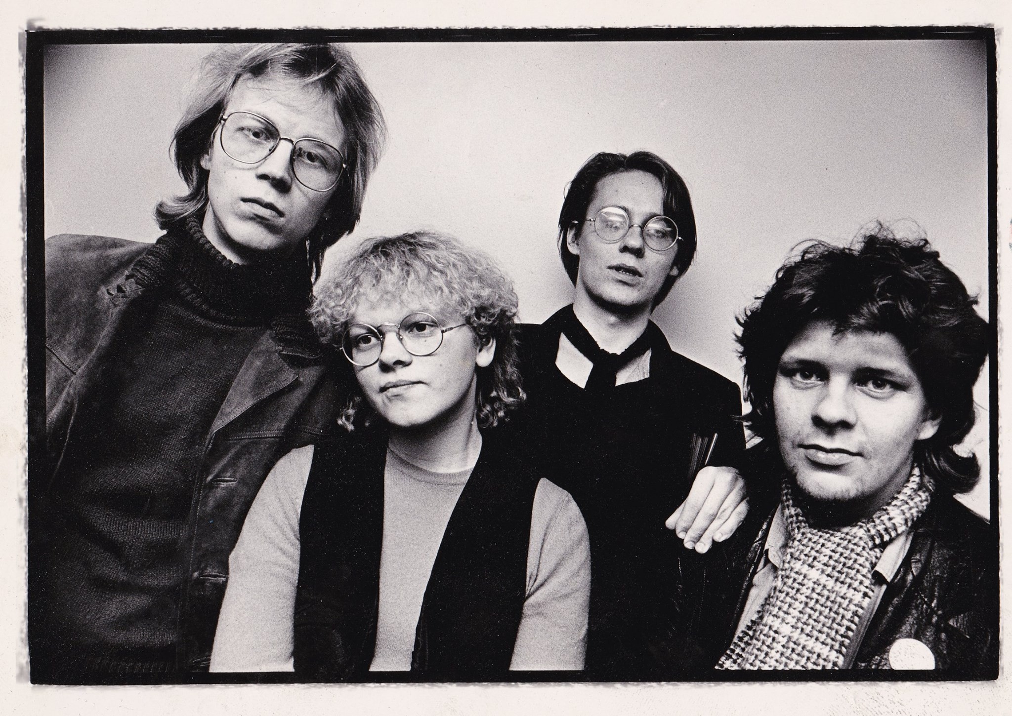Se-yhtyeen kokoonpano vaihteli joka albumille ja joskus tiheämminkin. Syksyllä 1981 ilmestyneen Banaanicongan aikoihin bändissä soittivat rumpali Ari Puolanen (vas.), basisti Eeva Koivusalo, laulaja-kitaristi Yari ja kosketinsoittaja P. A. Ulmanen.