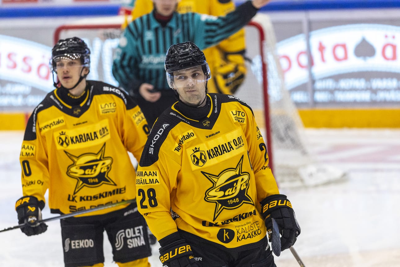 Mikko Niemelä (etualalla) kantaa liigajumbo SaiPassa isoa vastuuta. Oulussa puolustajan paitaan oli ommeltu myös kapteenin C-kirjain – ensimmäisen kerran koko pitkän pääsarjauran aikana.