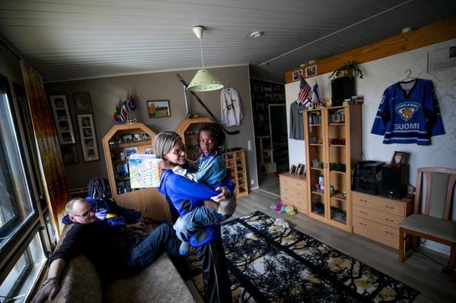 Saunaloiden perhe on kiertänyt Suomen naisten jääkiekkomaajoukkueen mukana kolmet maailmanmestaruuskisat. KUVAT: JAAKKO ELENIUS