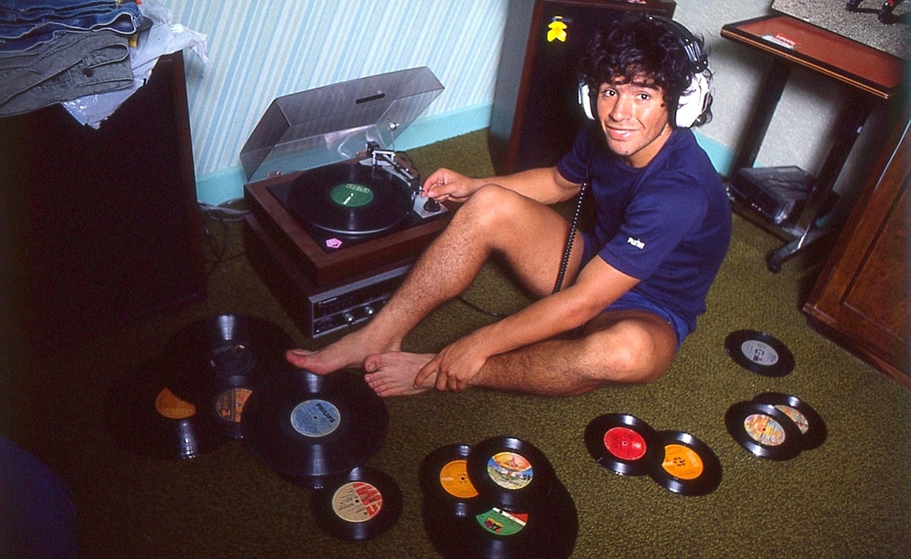 Ohjaaja Asif Kapadia sai käsiinsä 500 tuntia ennennäkemätöntä kuvamateriaalia jalkapallolegenda Diego Maradonasta. Niiden pohjalta hän rakensi puhuttelevan dokumentin. Kuvassa parikymppinen Maradona vinyylilevyjensä keskellä vuonna 1980.