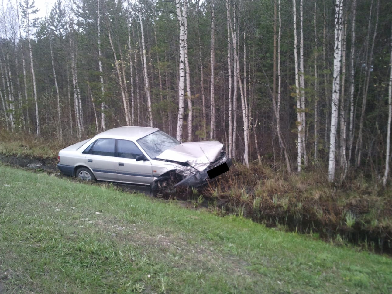 Henkilöauto päätyi ojaan törmäyksen jälkeen ja sen kuljettaja vietiin sairaalaan vammojensa vuoksi.