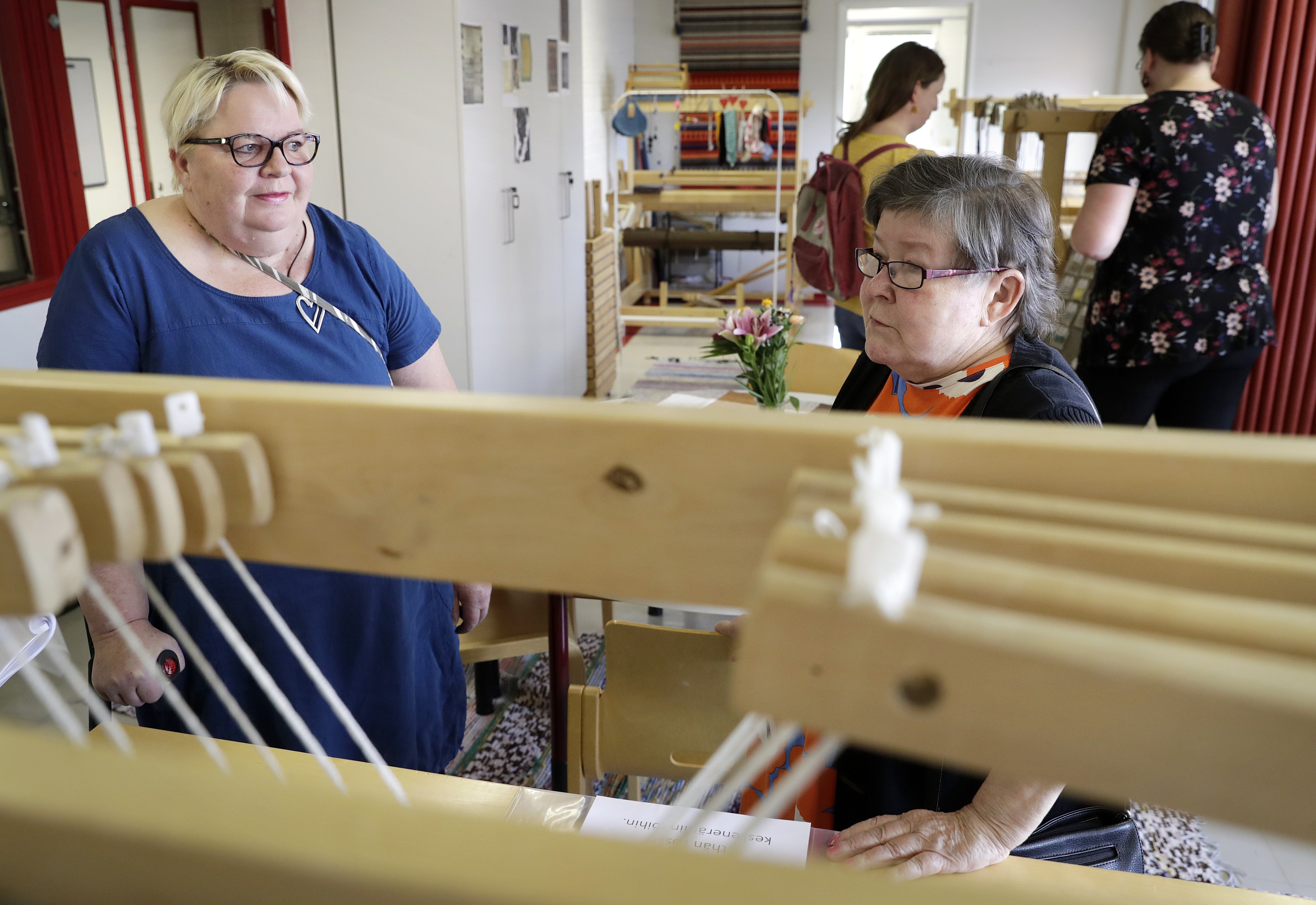 Käsityöharrastajat Marjatta Annunen ja Maikki Jerkkola aikoivat tulla takaisin testaamaan kutomoa, vaikka kotoa löytyvät omatkin kangaspuut. 
– Kyllähän uusi ja erilainen paikka aina viehättää, Annunen sanoo.