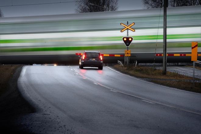 Tasoristeysten pitää viimeistään vuonna 2030 täyttää niille asetetut turvallisuusmääräykset, mutta vielä ei tiedetä miten paljon se maksaa, ja miten rahaa saadaan käytettäväksi tilanteen parantamiseksi. ARKISTOKUVA: TOMI KOSONEN