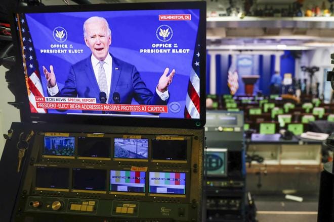 Presidentiksi valittu Joe Biden on välttänyt julkisia esiintymisiä valintansa jälkeen. FBI varoittaa vaarasta myös virkaanastujaisten yhteydessä. KUVA: SHAWN THEW / EPA