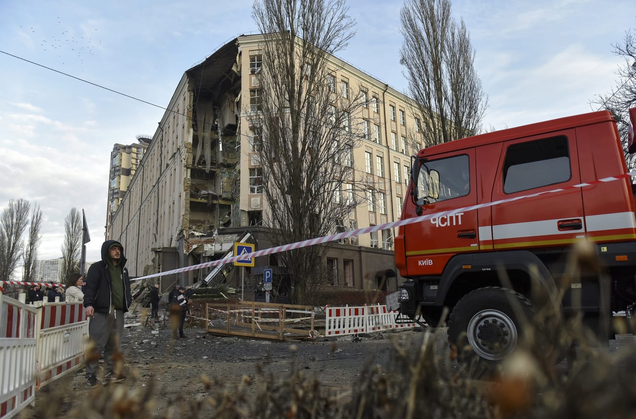 Kuvassa uudenvuoden aikaan ohjusiskussa vaurioitunut hotellirakennus Kiovassa.