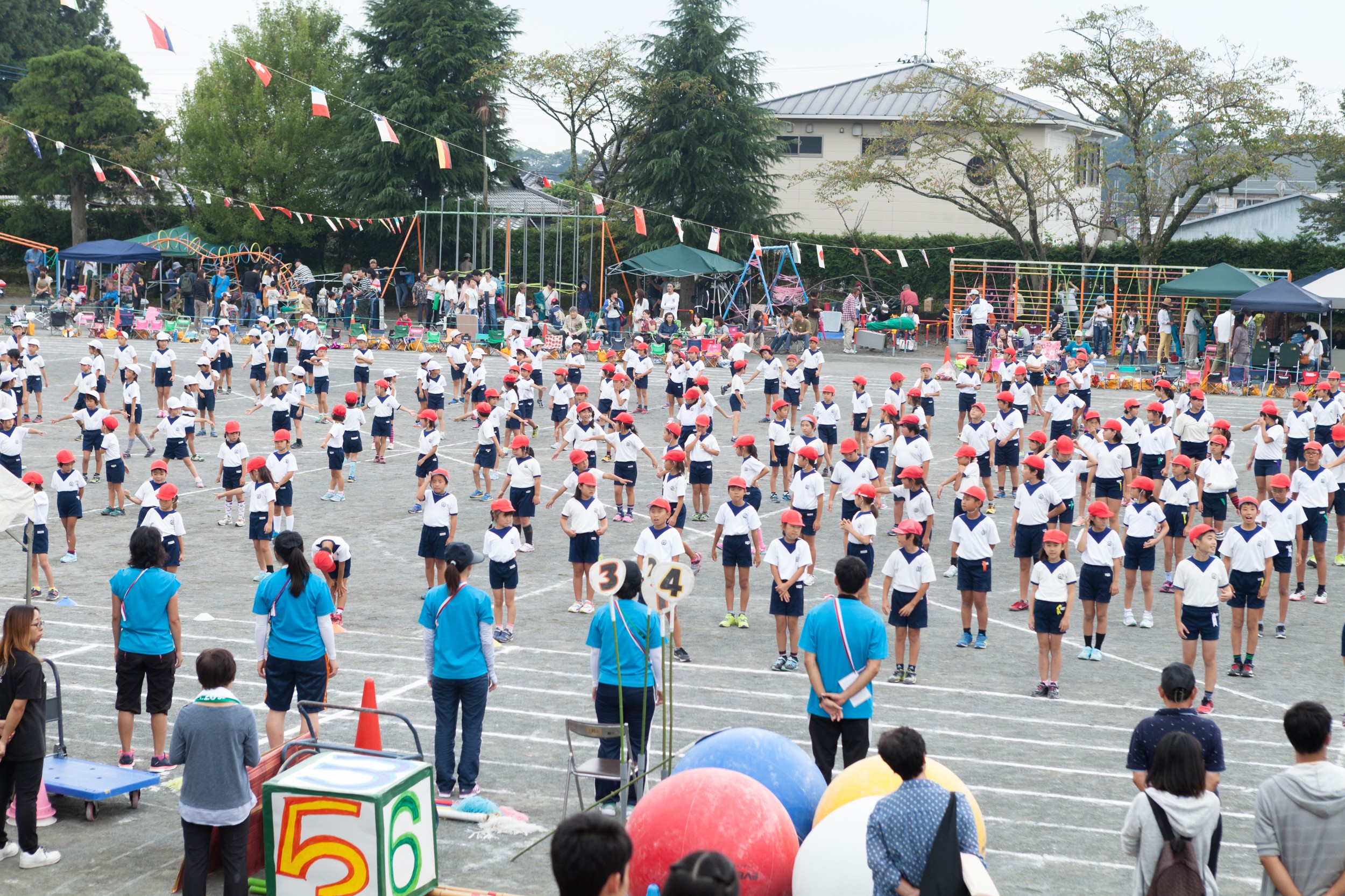 Koulun urheilupäivä undoukai sisältää monenlaista seremoniaa sekä paljon kilpailuja.