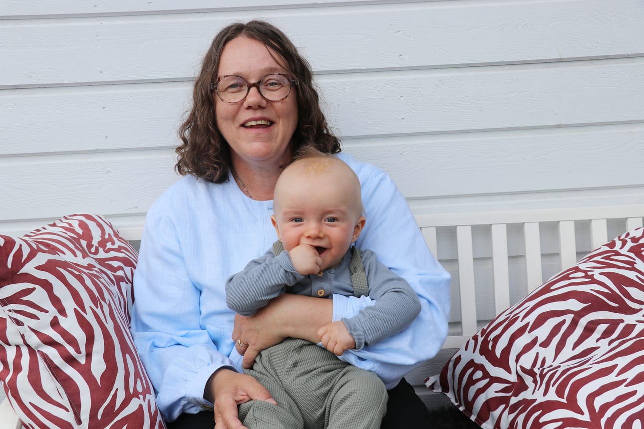 Kesäaikaan Eveliina ja Juho-Oskari Mäki viihtyvät ulkona, jossa yhteistä aikaa voi viettää vaikkapa pihassa penkillä maailman menoa ihmetellen.