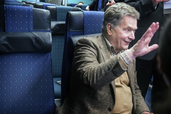 Presidentti Sauli Niinistö kiersi vuoden 2017 vaalikampanjansa aikana Suomea. Hän on noussut presidenttinä puolueiden yläpuolelle laajojen kansanjoukkojen hyväksymäksi mielipidejohtajaksi. KUVA: Kimmo Penttinen