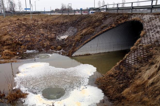 Valtatie 19:n Hemmingissä alittava kevyen liikenteen tunneli on kerännyt niin paljon sulamisvesiä, että se on pitänyt sulkea väliaikaisesti.