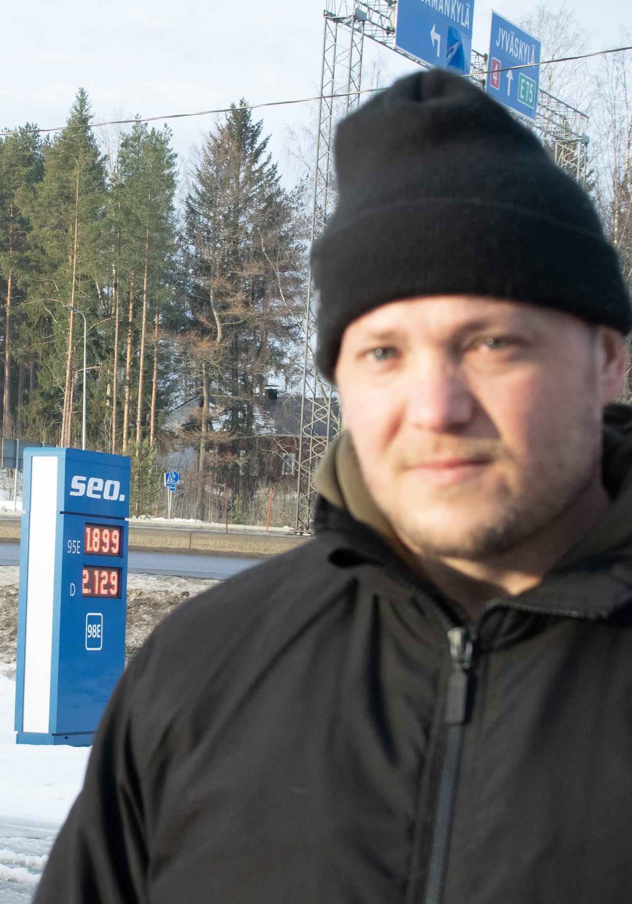 Nelostien varressa oleva valotaulu kertoo karua kieltä polttoaineiden hintojen noususta. Kalle Konolasta tuli Aarnipirtin tontille yrittäjä maaliskuun ensimmäisellä viikolla ja aloituksen jälkeen ostohinnat ovat maailman tilanteen vuoksi nousseet 30–40 senttiä.