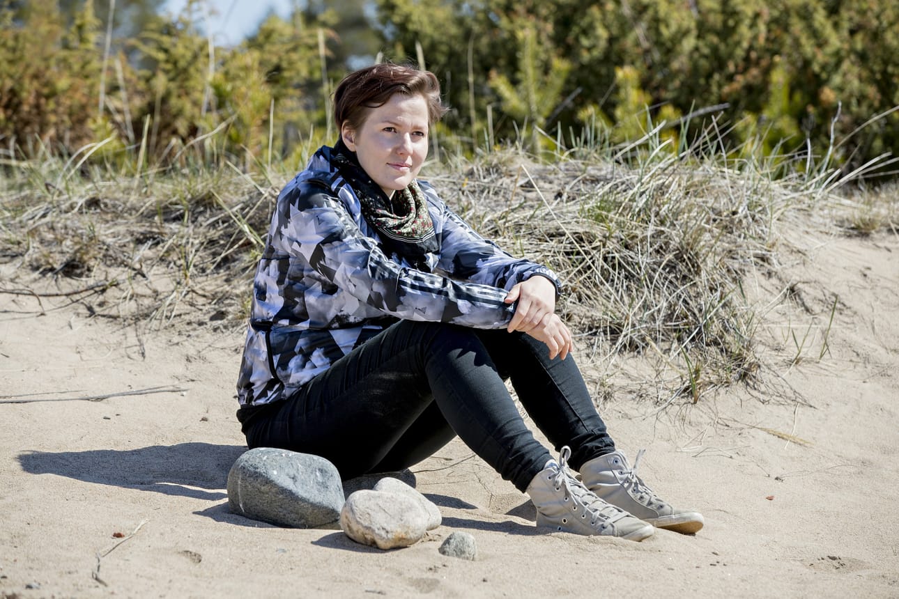 Liisa Louhela nukkui vuoden aikana ulkona viettämistään sadasta yöstä lähes puolet kotisaaressaan Hailuodossa. Hänen mukaansa aina ei tarvitse lähteä kauaksi kotoa, sillä myös lähimetsä ja -ranta voivat olla kiinnostavia retkikohteita.