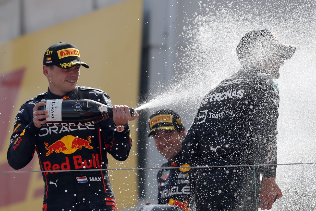 Max Verstappen roiski samppanjat mm. Mercedeksen George Russelin selkään.