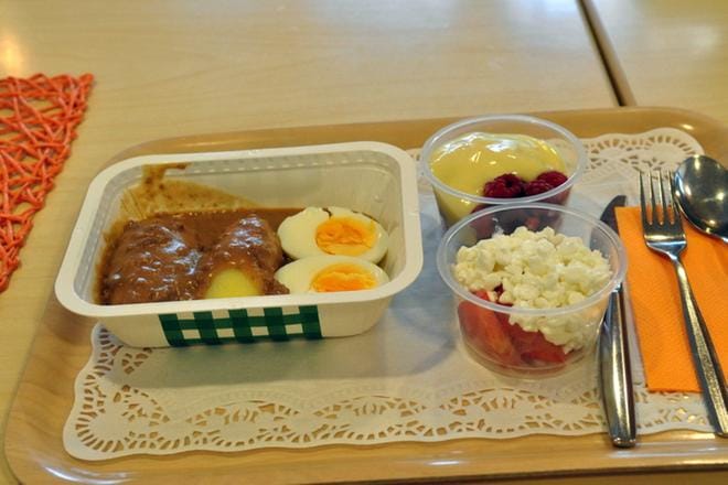 Ravintopitoisilla aterioilla voidaan tavoitella terveitä elinvuosia ja toimintakykyä, jolloin myös kotona asuminen voi jatkua mahdollisimman pitkään. ARKISTOKUVA