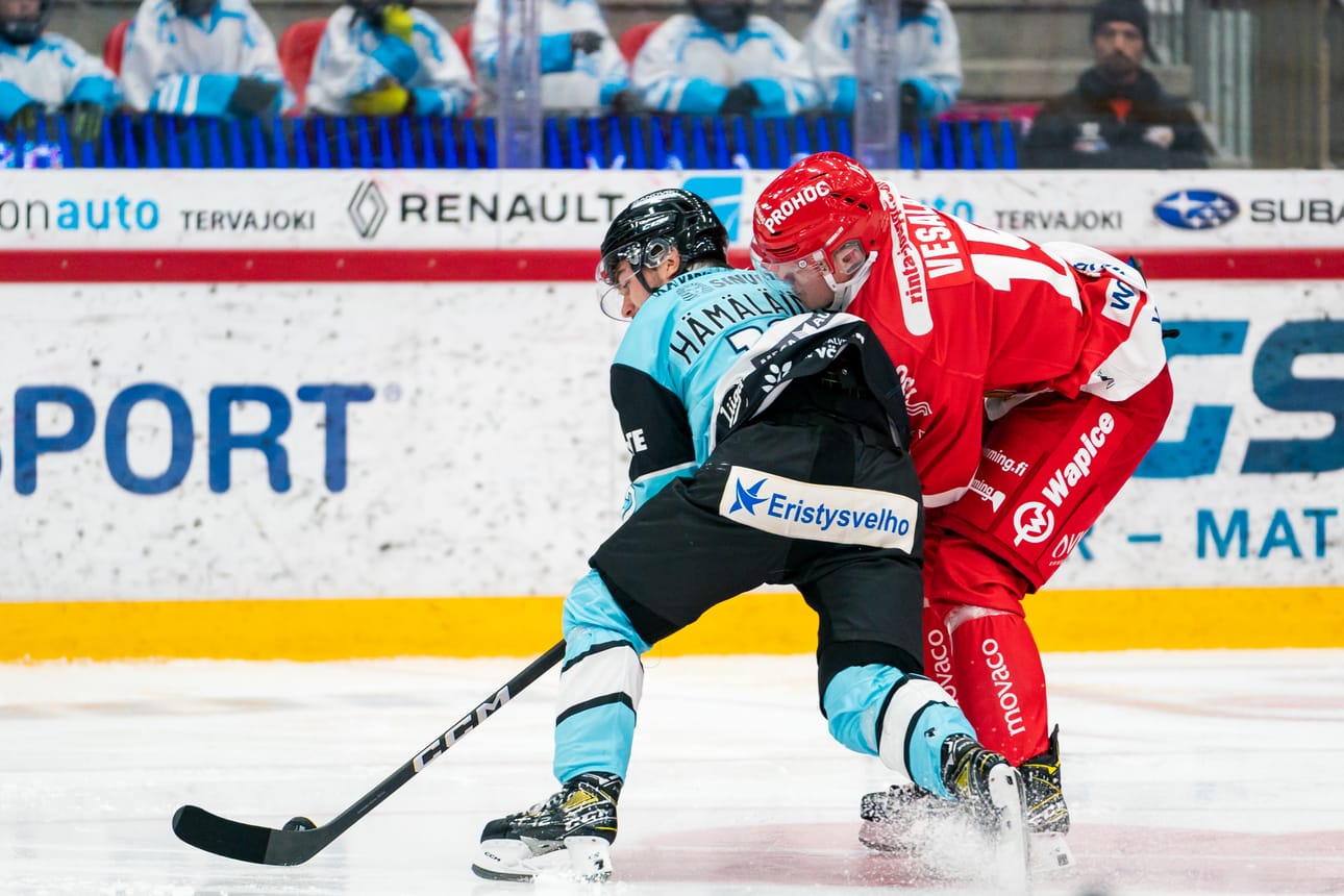 Juuso Vesala (oik.) debytoi liiga-Sportissa torstaina Pelicans-ottelussa. Kuvassa Vesalan kanssa vääntää Sakke Hämäläinen