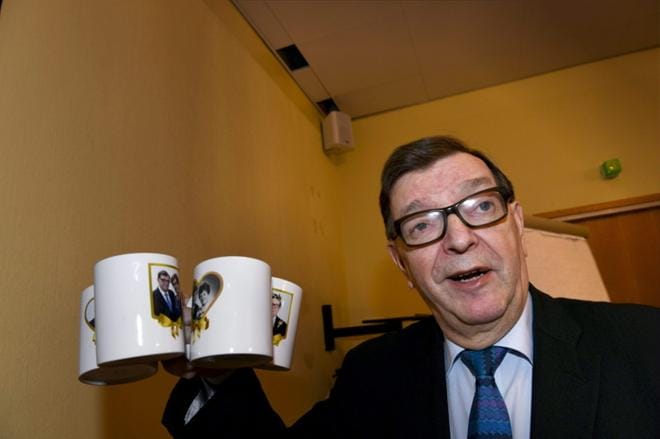 Paavo Väyrynen rahoittaa presidentinvaalikampanjaa muun muassa mukeja kaupaten. Kuva: Lehtikuva/Martti Kainulainen