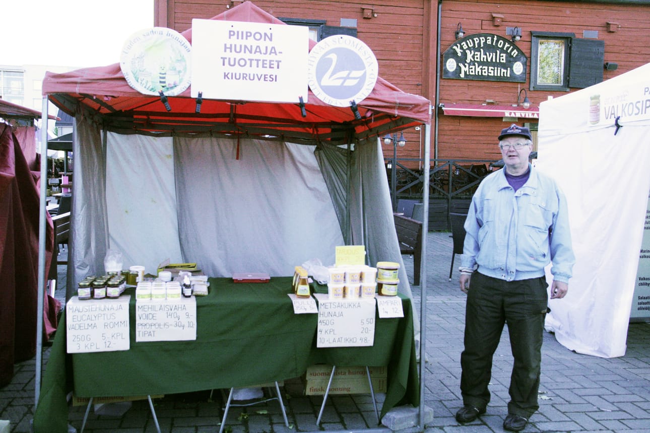 Mauri Piippo on Perunamarkkinoillakin tuttu näky. Mies on kulkenut markkinoilla myymässä hunajatuotteitaan kolmenkymmenen vuoden ajan.