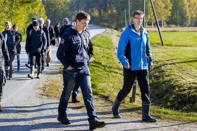 Syyskuisessa katselmuksessa KHO tutustui oikeusneuvos Kari Kuusiniemen (oik.) johdolla Yliluoman Broilerin laajennussuunnitelmiin ja niiden ympäristövaikutuksiin läheisillä asuinkiinteistöillä. Oppaana tilalla oli yrityksen osakas Mikko Yliluoma (kesk.). KUVA: MATTI HAUTALAHTI