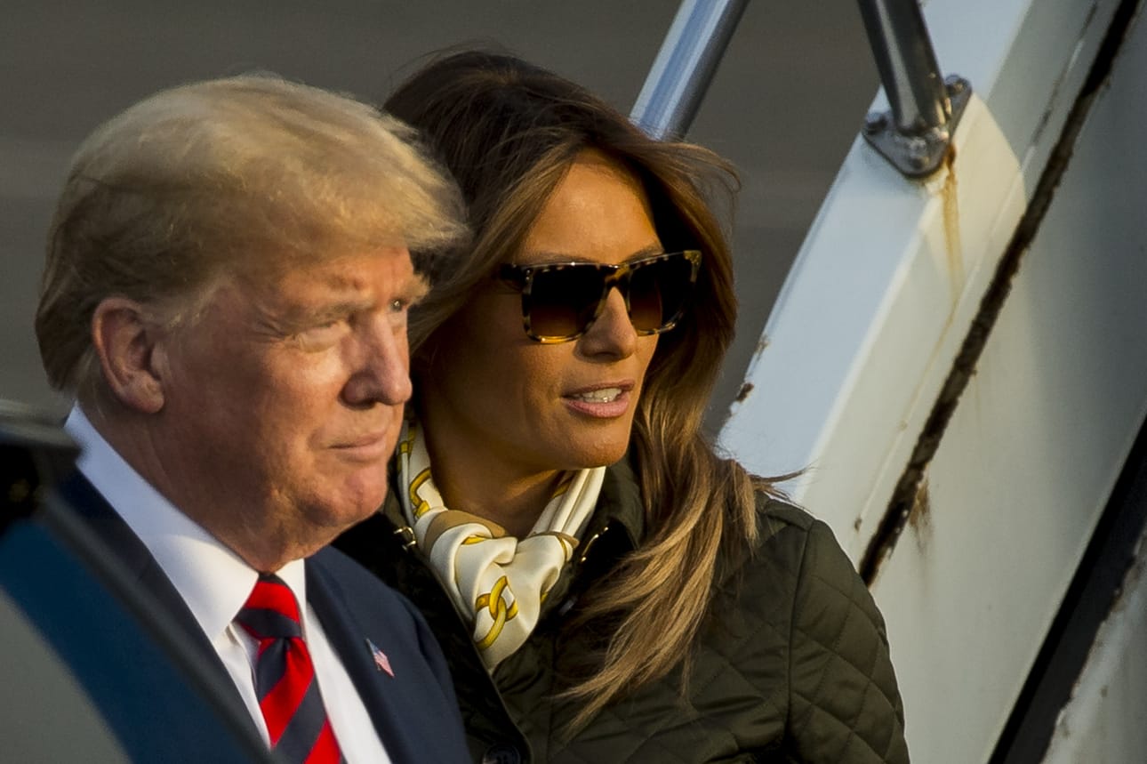Presidentti Trump ja ensimmäinen nainen Melania Trump saapuivat Skotlannin Prestwickin lentokentälle perjantaina.