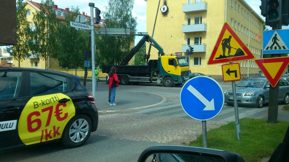 Kuorma-auto törmäsi opasteeseen Heikinkadulla.