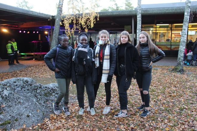 Divine Iribagiza, Joseyne Uwineza, Salma Tikkala, Ilmi waltermann ja Jessica Kujanpää toivovat, että Ristinummella järjestettäIsiin enemmän tapahtumia nuorille. KUVAT: TERHI EKOLA