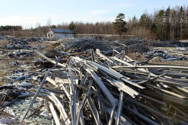 Kaskislaisia ärsyttää ja pelottaa romuja täynnä oleva kasvihuoneen tontti. Mitä, jos pikkulapset menevät leikkimään alueelle? KUVA: TAUNO RIIHILUOMA