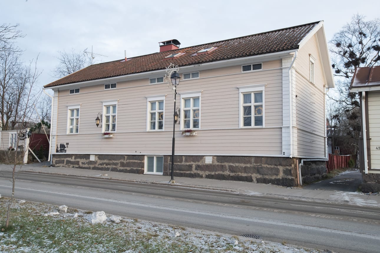 Torstaina jouluikkuna löytyy Karariinan Kamarista Rantakadun varrelta.