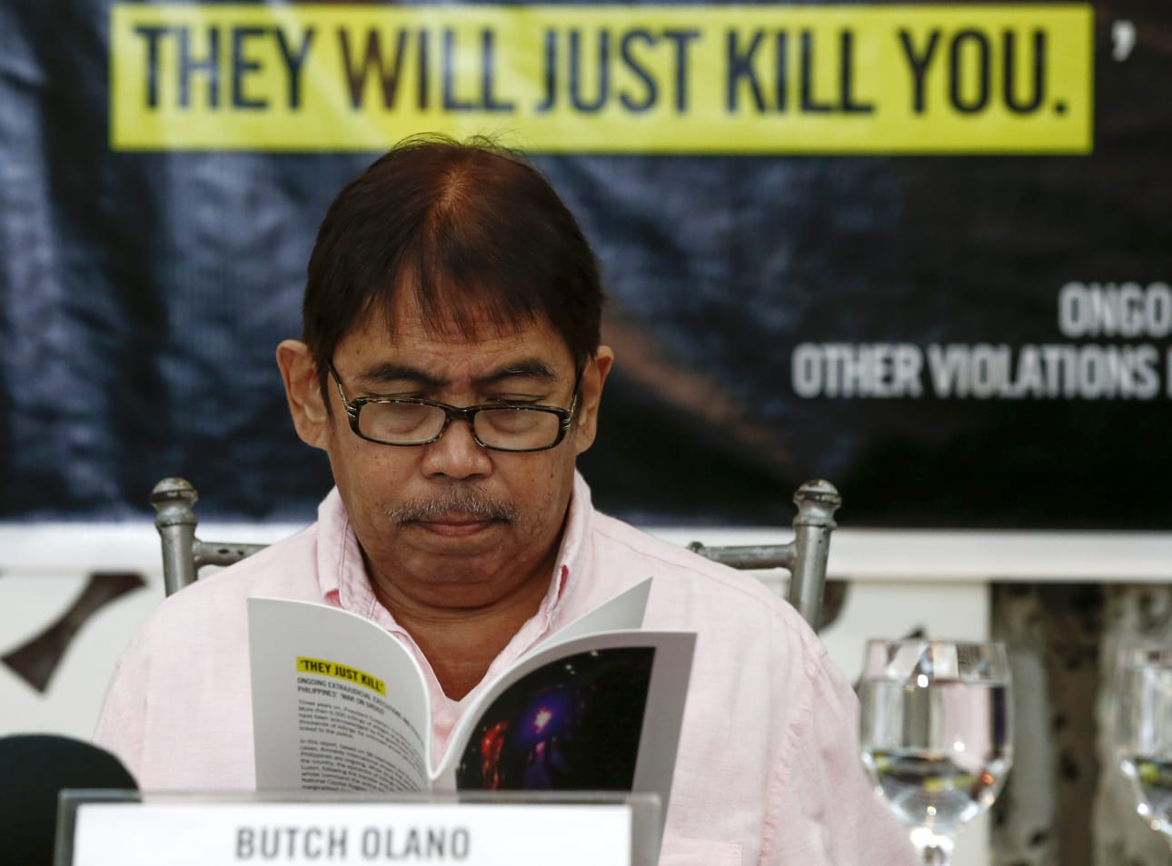 Amnesty Internationalin Filippiinien osastojohtaja Jose Noel Olano lukee Amnestyn tekemää raporttia Filippiinien hallituksen rikoksista valtion pääkaupungissa Manilassa.