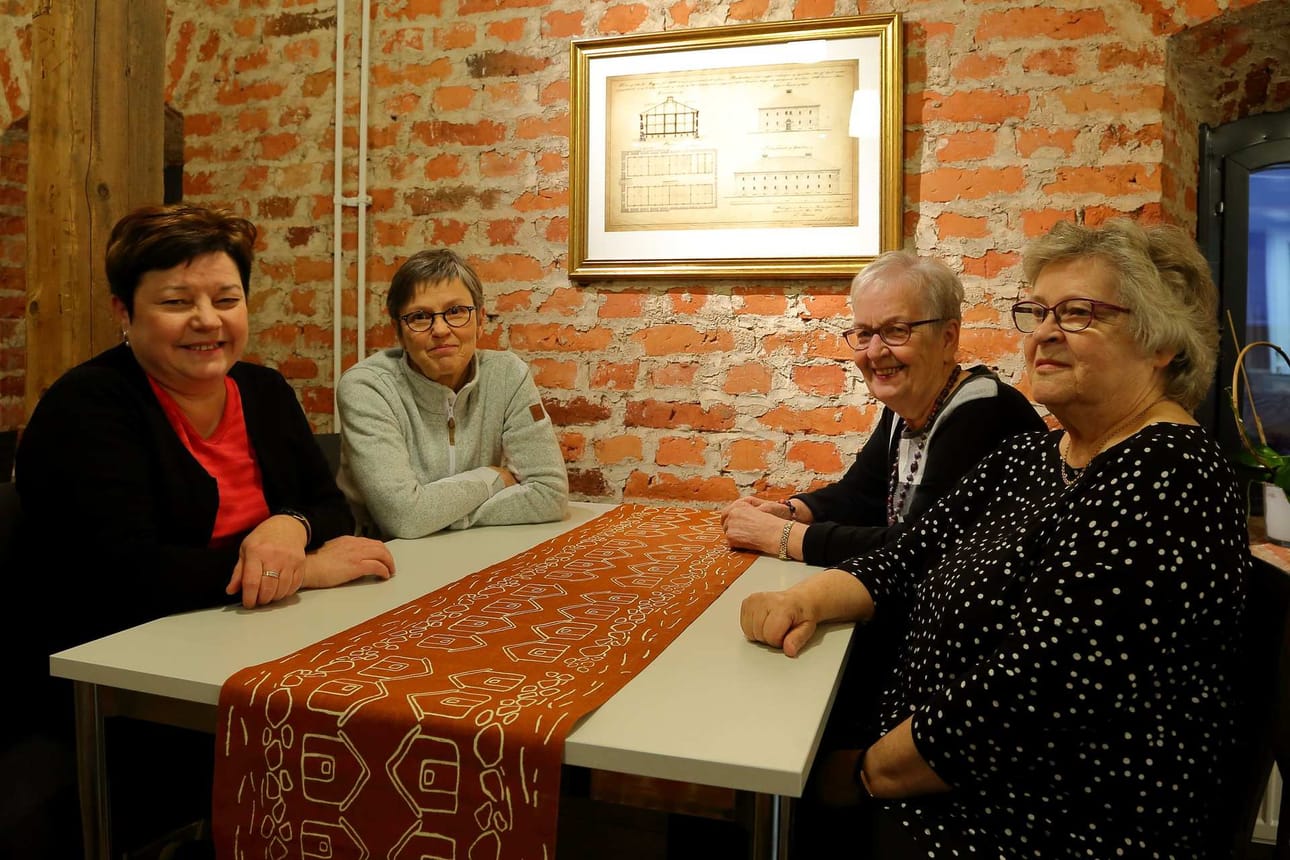 Kristiina Enbuske-Linde, Helena Keränen, Maila Tuomi ja Sirkka-Liisa Pekuri toivottavat mukaan iloiseen Martta-joukkoon.